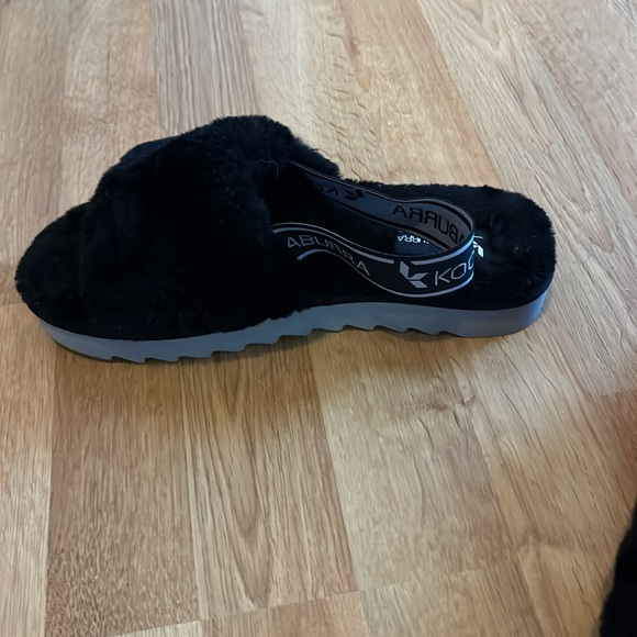 Black Koolaburra by Ugg slippers - Picture 2 of 2